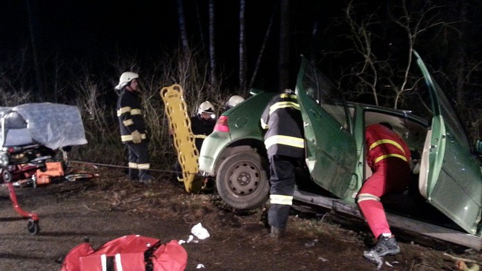 FOTO HRŮZY: Nohy a motor se slily do jednoho, říkají o děsivé nehodě hasiči