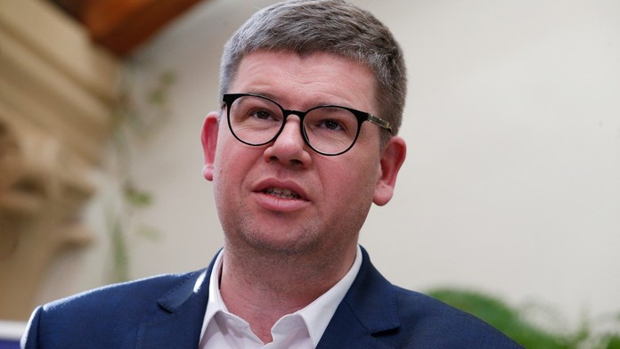 Europoslanec Pospíšil má Covid-19. Trápí ho vysoké horečky