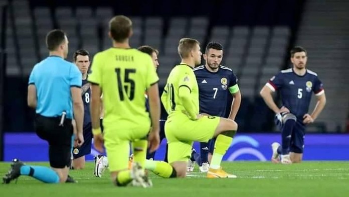 Fotbalový nároďák před zápasem poklekl. Fanoušci kvůli gestu zuří