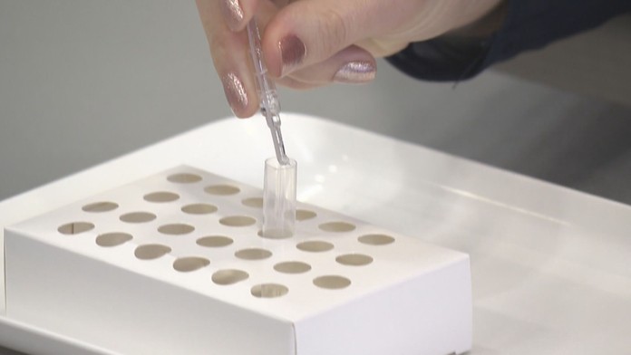 Muž má už 14 měsíců koronavirus, pozitivních měl přes 70 testů