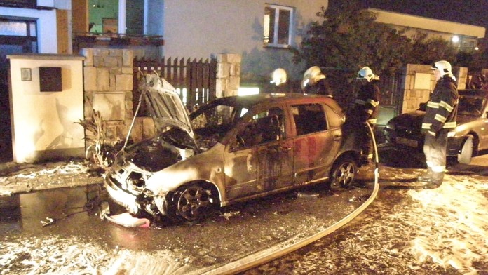 Muži od dobíječky autobaterie vzplálo auto