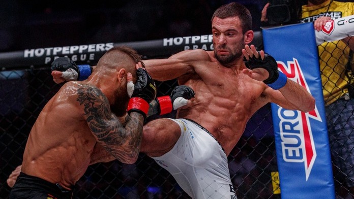 Debutu už nic nebrání. Fighter Macek v KSW úspěšně absolvoval vážení