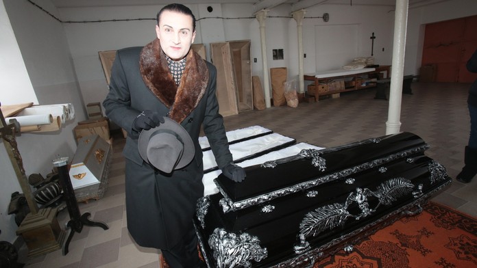Zemřel funebrák Ivan Genov. Prý se bál jít do nemocnice kvůli koronaviru