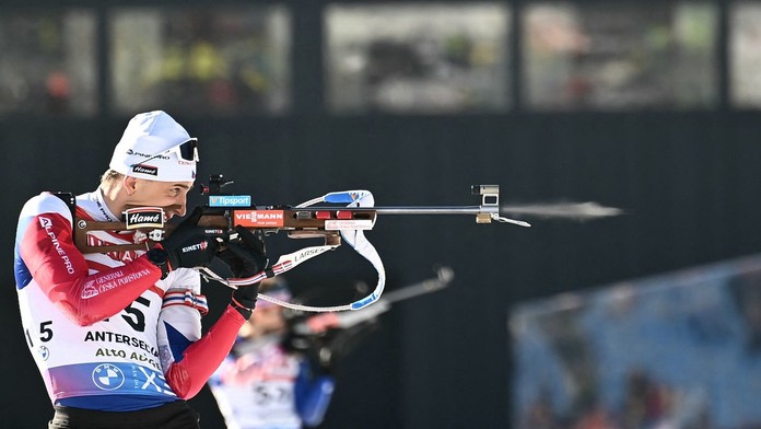 Biatlonista Jonáš Mareček během střelby