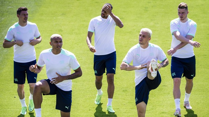 Fotbalisté Švýcarska, vpředu Manuel Akanji a Granit Xhaka