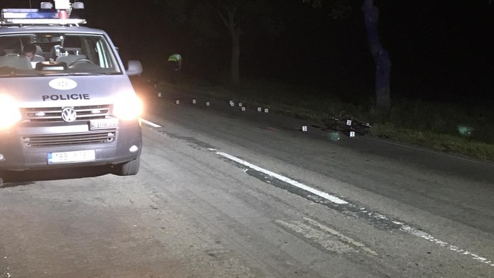 Motorkář v Praze najel do zaparkovaného auta. Na místě zemřel