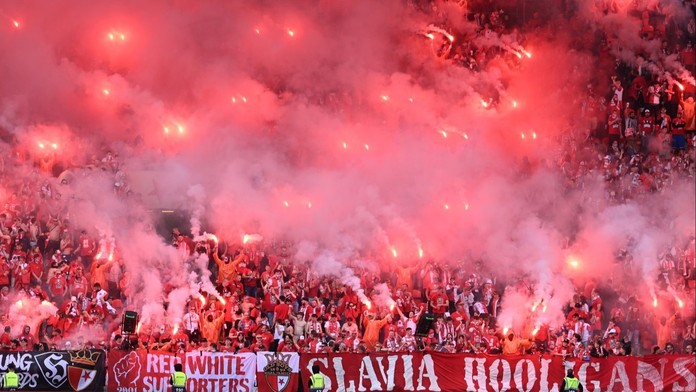 Trest za rasismus. Slavia bude mít na první zápas LM zavřenou polovinu kotle