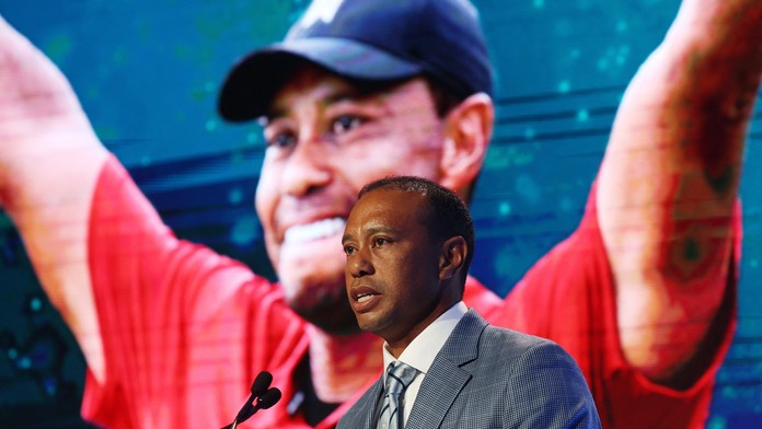 Tiger Woods je novým členem Síně slávy. Při ceremoniálu se jen stěží bránil slzám