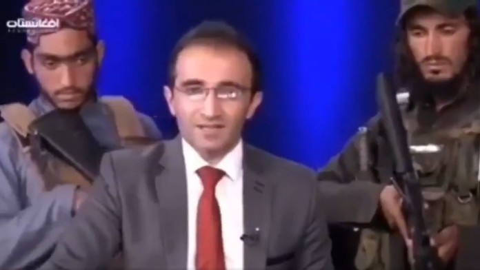 Tálibán vtrhl do televize. Moderátor musel hnutí chválit se zbraní u hlavy