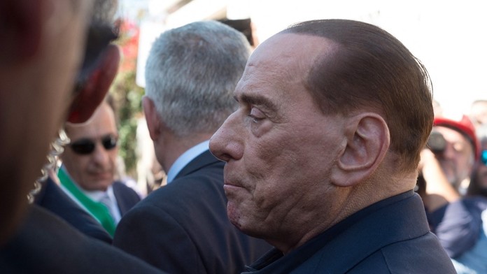 Italský expremiér Berlusconi leží na JIPce. Má těžké problémy s dýcháním