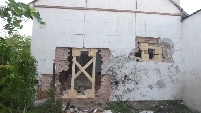 Opilý řidič narazil na Brněnsku do domu: Proboural se až do ložnice!