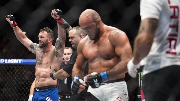 Pekelná UFC v Hamburku: Bader zničil Ilira hrozivým kolenem!