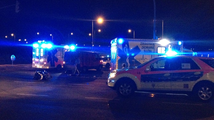 Dvojice cizinců na skútru se srazila s dodávkou. Řidiče museli resuscitovat