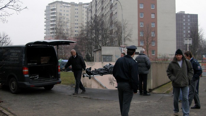 U finančního úřadu ležel nahý mrtvý muž. Měl u sebe 12 tisíc korun
