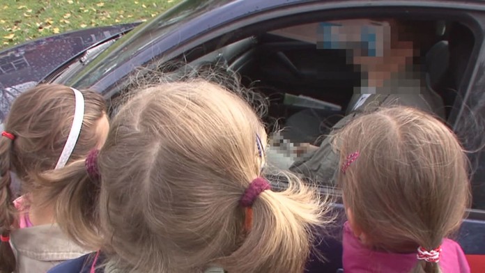 Rodiče mají strach: Neznámý muž u Prahy láká děti do auta!