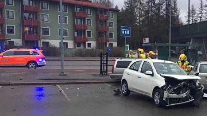 Horor ve Helsinkách: Auto vjelo do lidí na chodníku, sedm zraněných