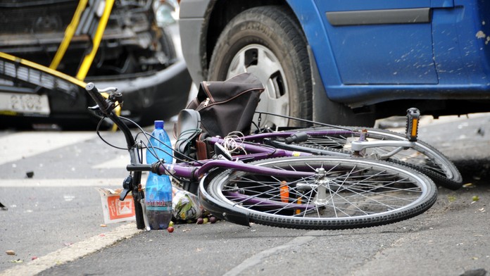 Cyklista poškrábal 4 auta, spadl z kola a usnul! Byl na mol