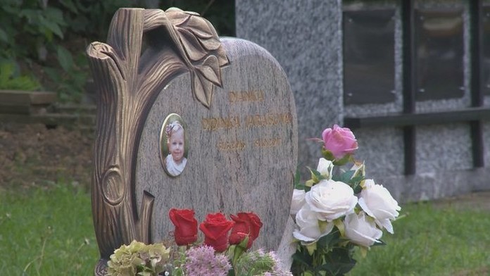 Dianka (†1,5) zemřela v křečích vinou lékařů. Z její smrti obvinili primáře