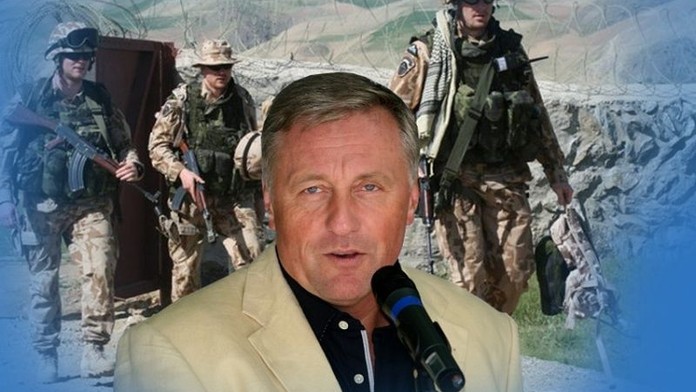 Topolánek odletěl do Afghánistánu vyznamenat vojáky