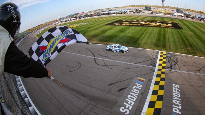 Kolotoč NASCAR v neděli pokračuje na okruhu Kansas Speedway