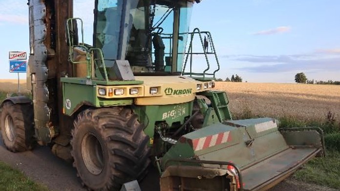 Mladý cyklista chtěl objet traktor po trávě, spadl pod něj. Na místě zemřel