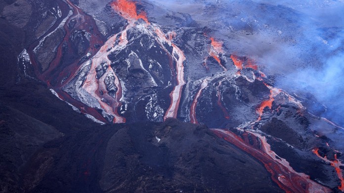 Francouzský ostrov vyhlásil pohotovost. Blíží se erupce sopky
