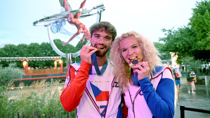 Tomáš Macháč a Kateřina Siniaková se zlatou olympijskou medailí