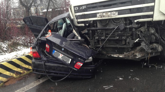 Mladík v BMW nezvládl řízení a skončil pod kamionem. Nepřežil
