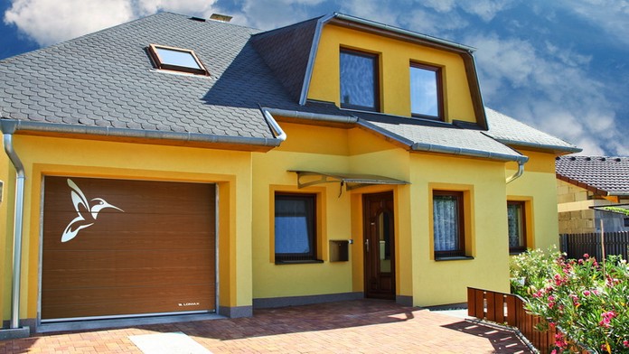 Sekční garážová vrata s chytrým ovládáním jsou ideální volbou pro váš dům