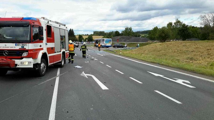 Smrtelná nehoda na Svitavsku: Autobus se srazil s dodávkou!