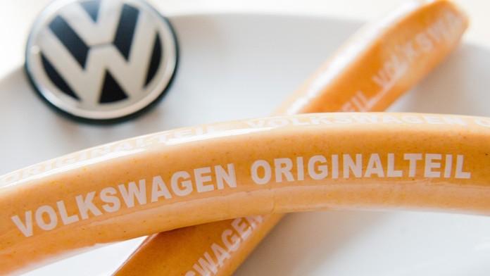 S auty to drhne, ale klobásy frčí. Bestsellerem Volkswagenu je currywurst