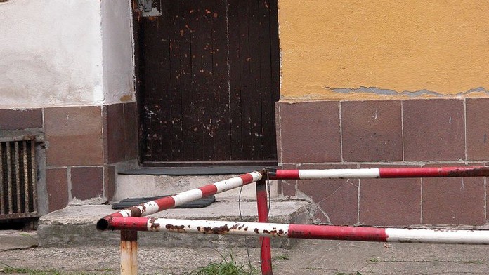 Zápalná lahev s výhružným dopisem vystrašila rodinu