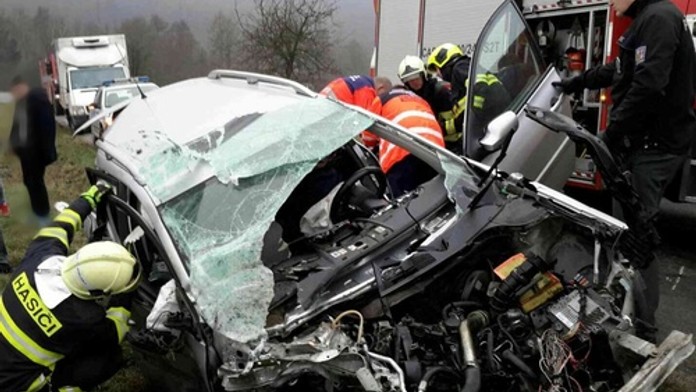 Auto plné teenagerů čelně vrazilo do náklaďáku! 5 zraněných
