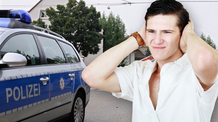 Muže rušil sex v okolí! Zavolal policisty, ti se nestačili divit!