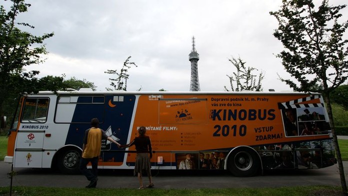 Vandal prořízl pražskému kinobusu plátno, do pátku nebude hrát