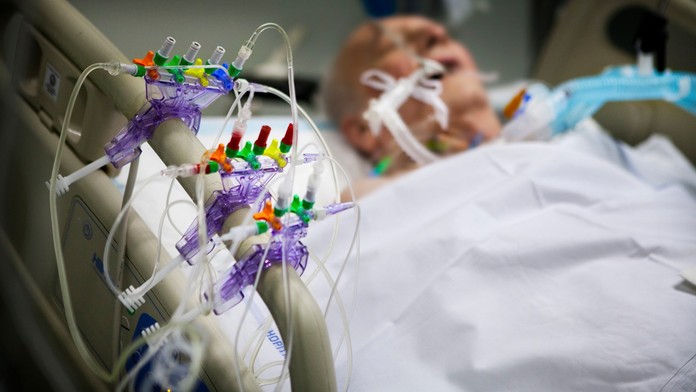 Lékařce v nemocnici umíral otec na Covid-19, nemohla ho ani obejmout