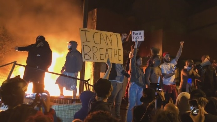Trump pohrozil demonstrantům zlými psy. Jako v dobách segregace, zní kritika