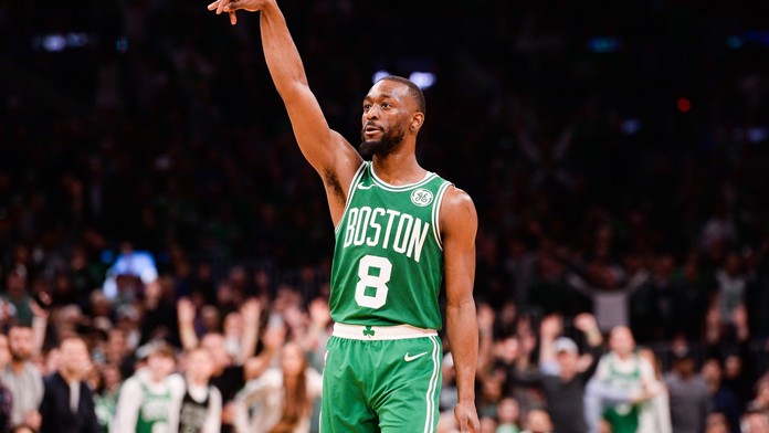 Drsná srážka se spoluhráčem, Kemba Walker skončil na nosítkách