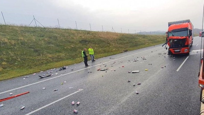 Kamion havaroval na D5, po dálnici se rozlilo pivo z plechovek
