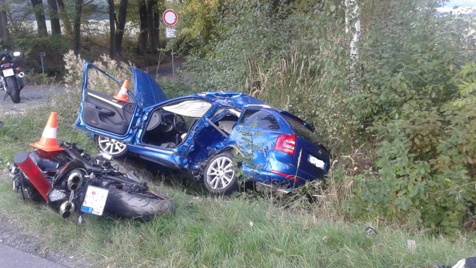Nepochopitelná nehoda na jihu Čech: Zemřel motorkář i řidič auta