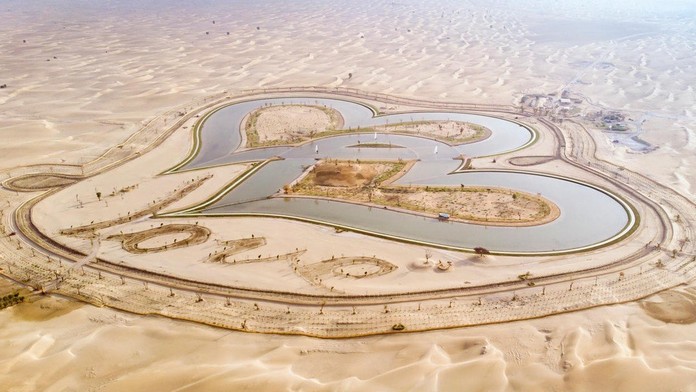 Romantická oáza. Dubaj láká na jezero lásky ve tvaru srdce