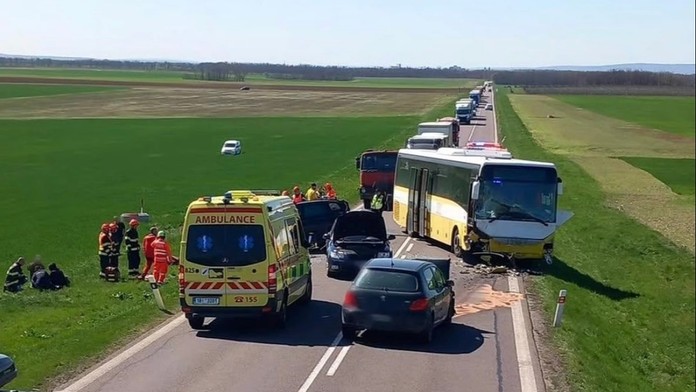 Dopravní nehoda autobusu a tří aut