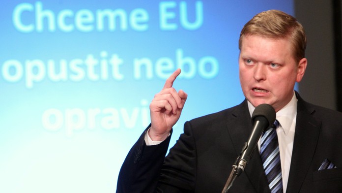 Půjdeme po krku kmotrům s tryskáči, slibuje šéf lidovců