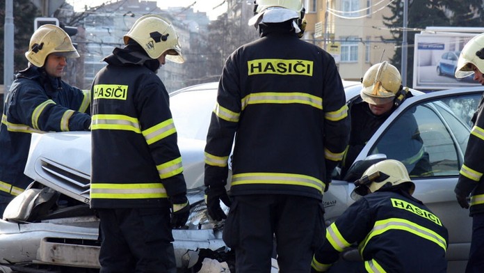 Čelní srážka aut. Zasahoval i vrtulník