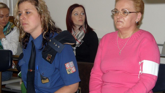 "Chytil mi ruku s nožem a bodnul se sám," hájila se vražedkyně u soudu