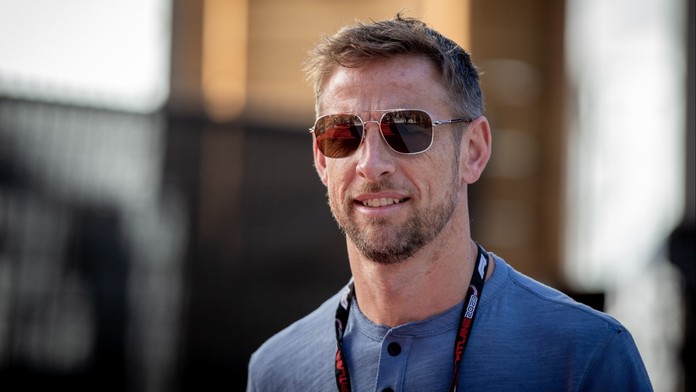 Bývalý šampion F1 se vrací k závodění. Prý se zavázal na celou sezonu