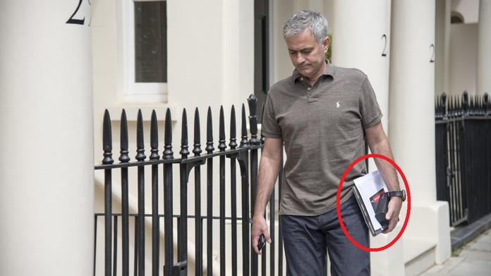 Hotovo! Mourinho podle britského tisku podepsal smlouvu s United