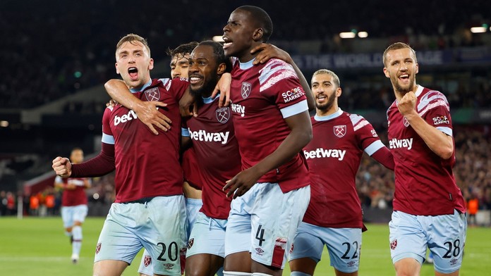 Fotbalisté West Hamu slaví gól
