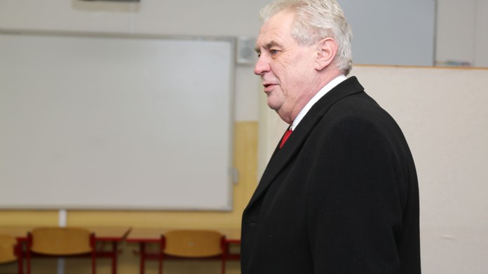 PRÁVO: Večeře se Zemanem? Ne díky, vzkázali odcházející ministři