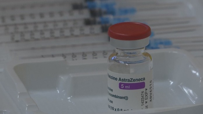 Británie řeší 30 případů sraženin. EMA očkování AstraZenecou hájí